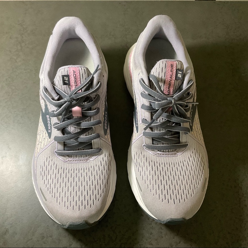 Brooks Womens Adrenaline GTS 21 running shoes Lilac size 9